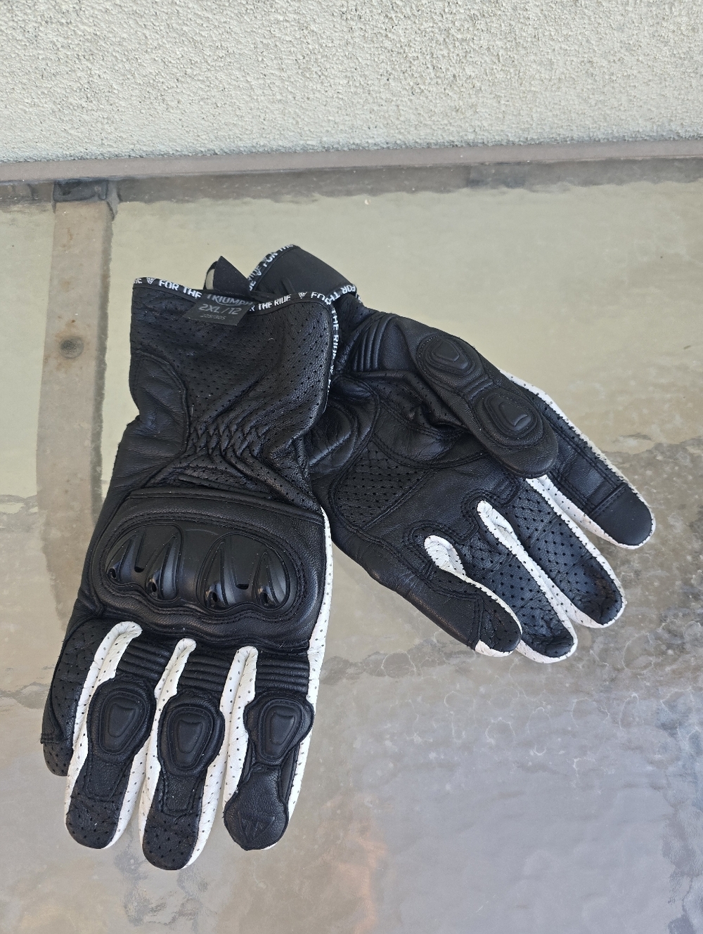 Triumph Black and White Motorcycle Gloves - Picture 3 of 4